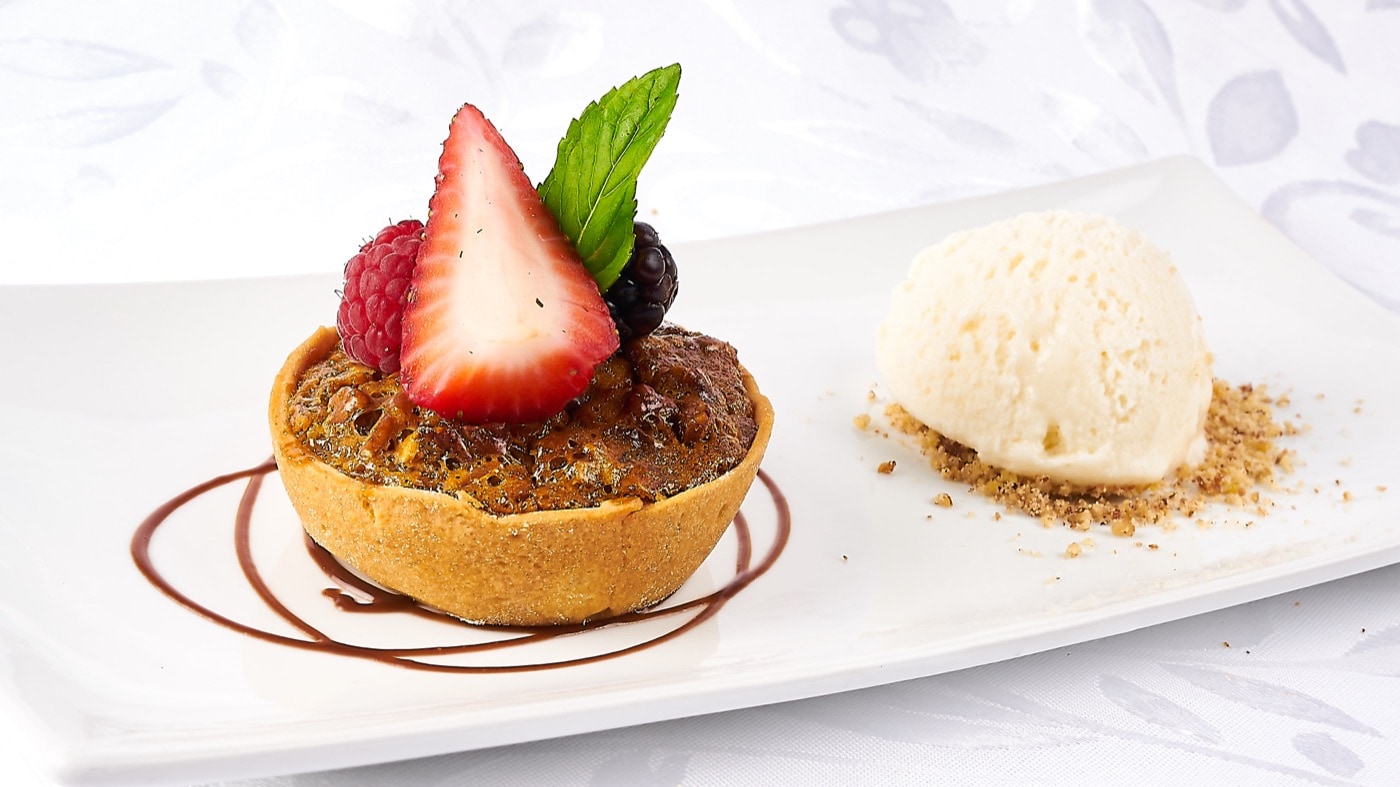 Pay de Nuez con helado de vainilla