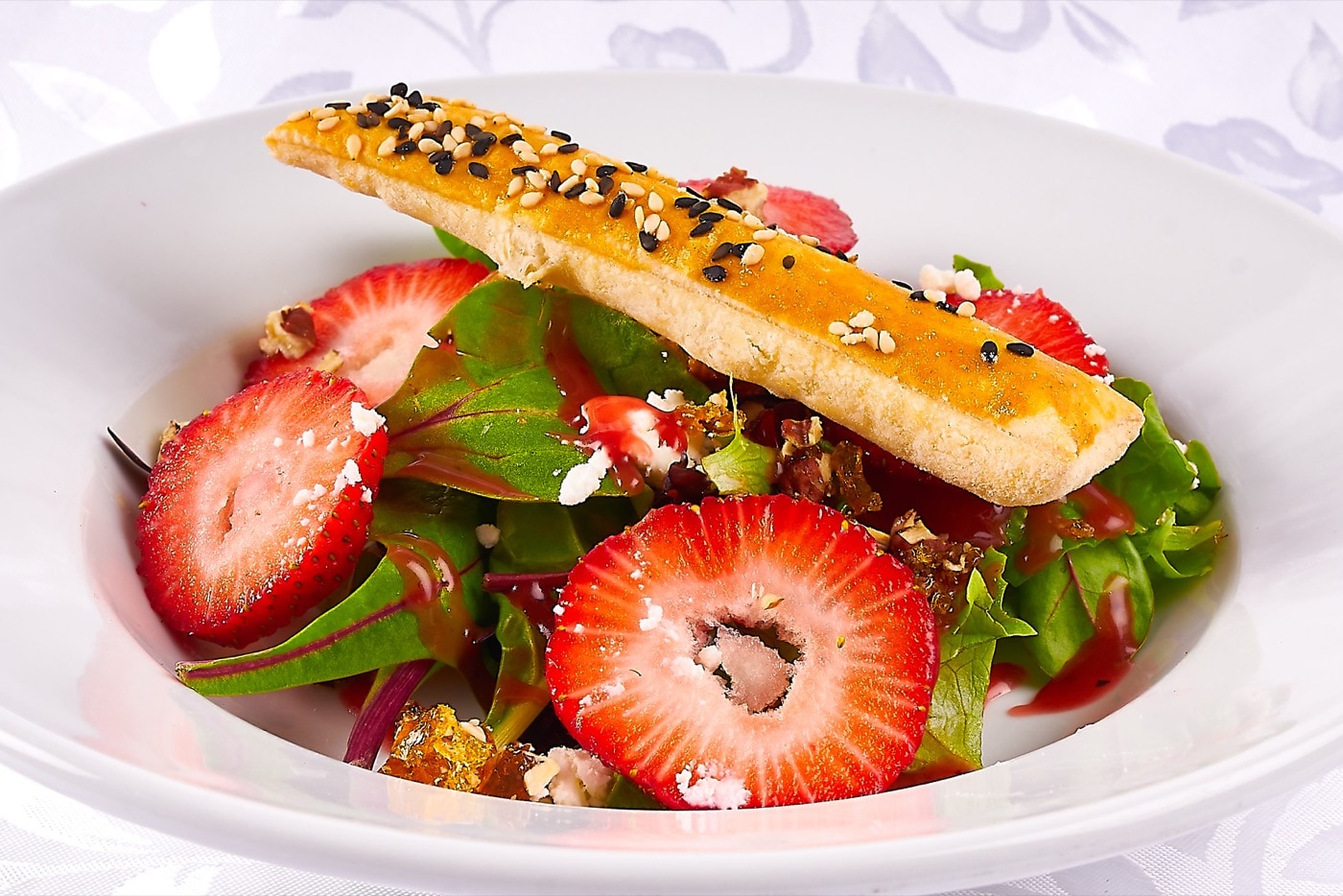 Ensalada Barcelona, queso panela, fresas, arándonos y nuez garapiñada