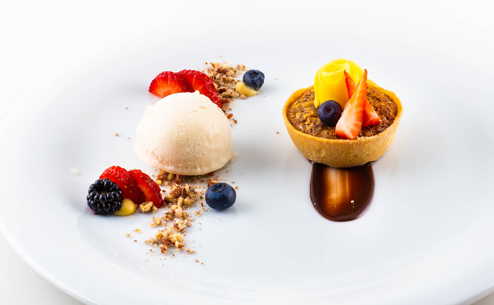 Pay de nuez con helado de vainilla