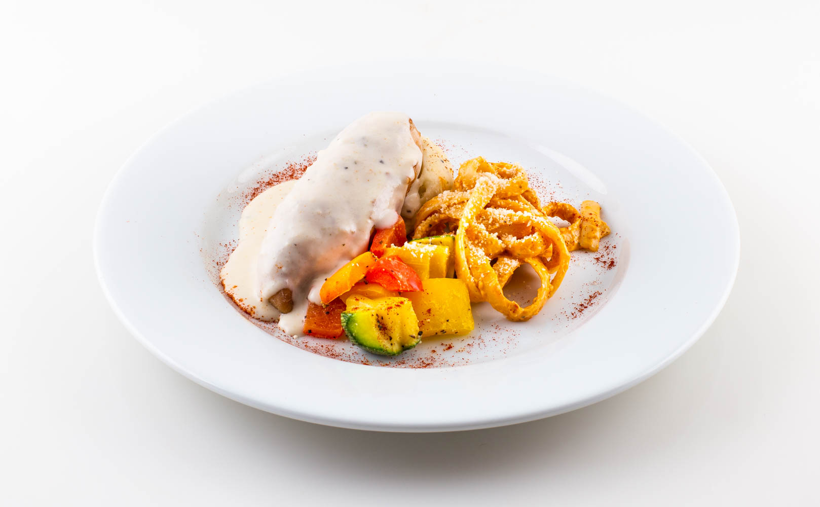 Pechuga rellena de espinaca y nuez en salsa de queso parmesano