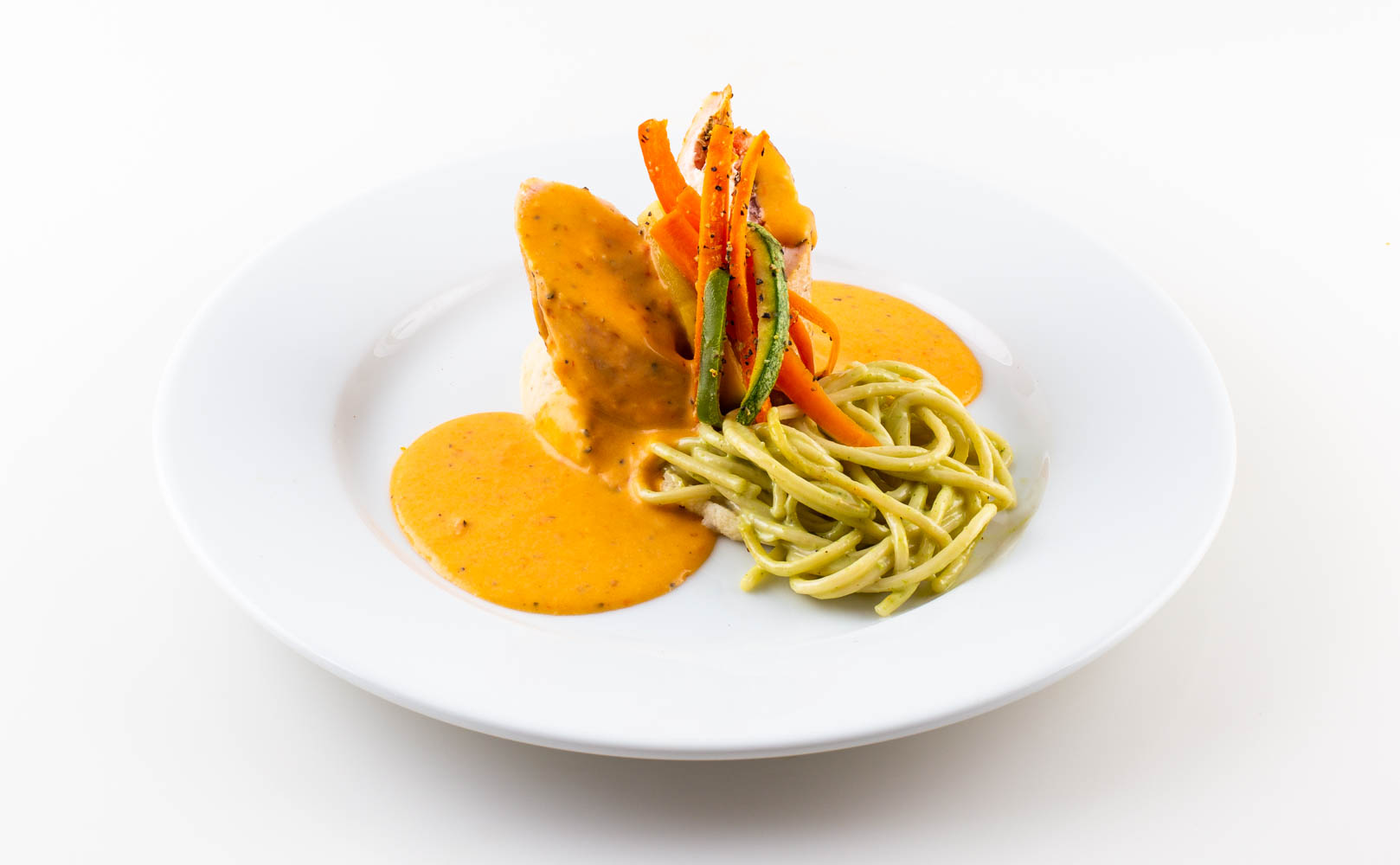 Pechuga rellena de queso y tomada bañada en salsa pimiento rojo